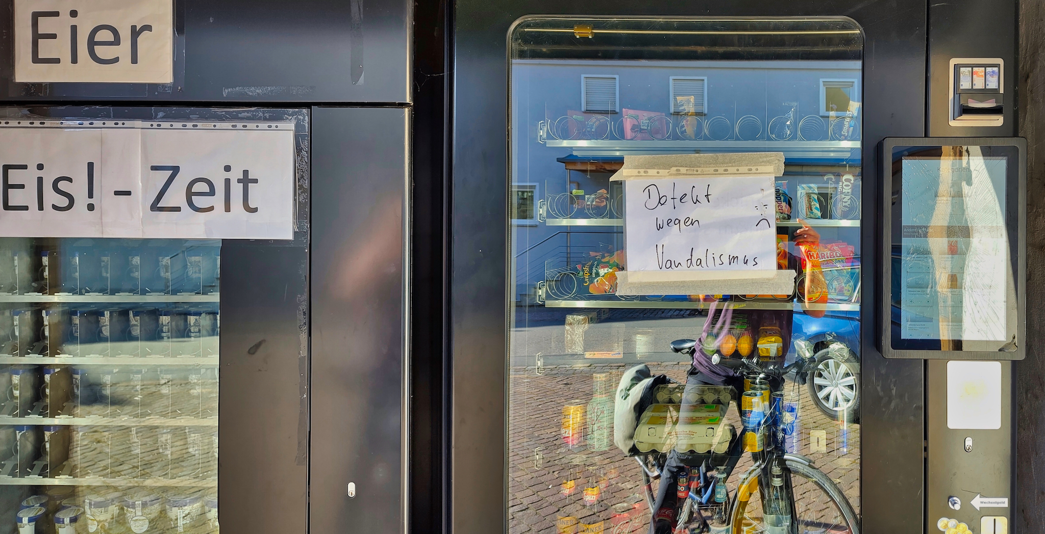 Vandalismus an einem Hofladen-Automaten mit frischem Eis und Snack-Artikeln und Getränken
