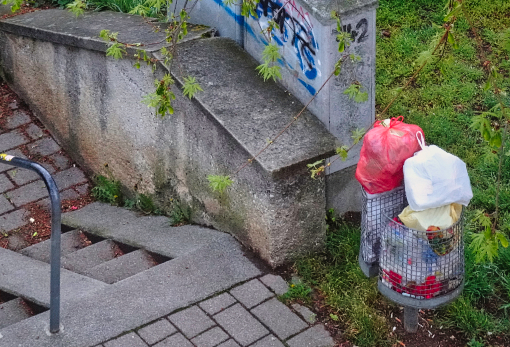 Leute entsorgen ihren Hausmüll im Eimer vor unserem Haus