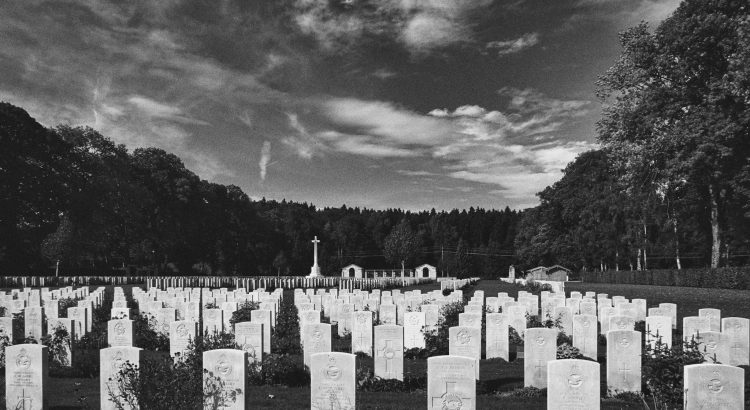 Nein, gebt denen eure Kinder nicht! – Soldatenfriedhof in Durnbach, Bayern