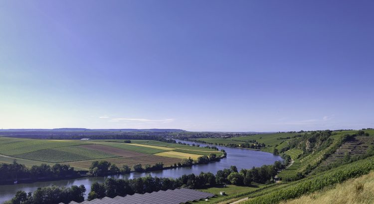 Lauffen von der Panoramastraße aus gesehen . rechts der Krappenfelsen