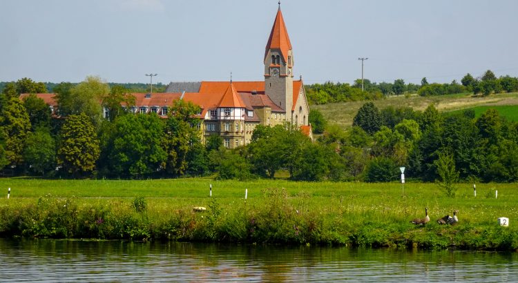 Sommer mit Höhensonne – ein Gebäude in der Nähe von Wipfeld