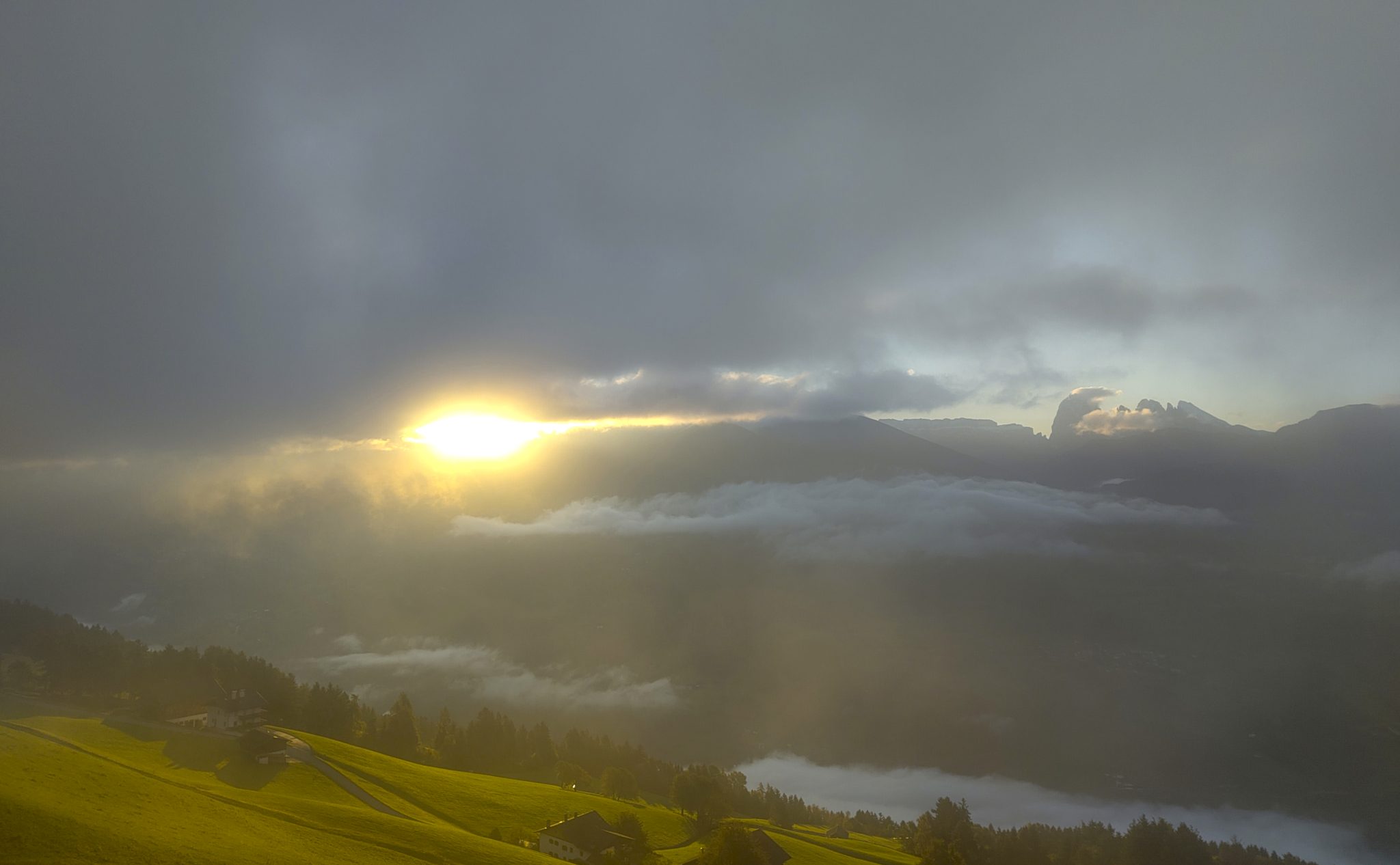 Zwischen Nebel un Wolken: Sonnenaufgang im Eisacktal