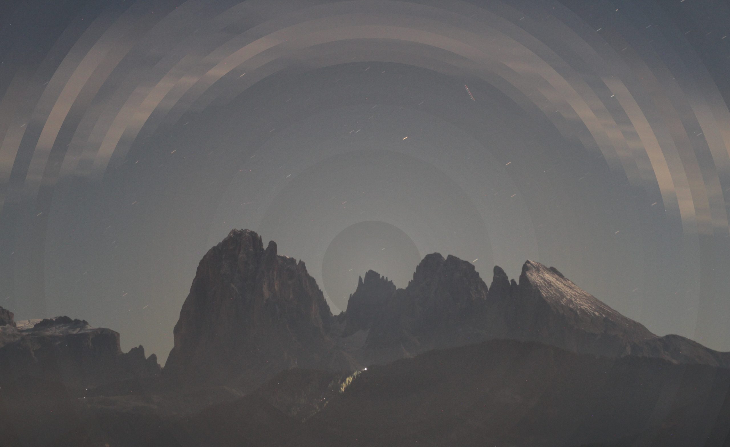 Einzelne Frames eines Zeitraffer-Films der Langkoffelgruppe bei Nacht in ein einzelnes Bild gerendert