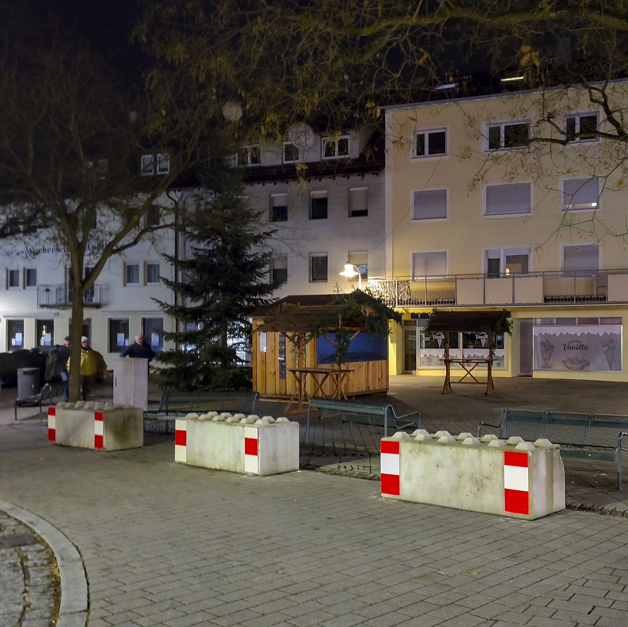 Die Weihnachts-Hütte auf dem Postplatz in Lauffen ist durch Anti-Terror-Blöcke gesichert.