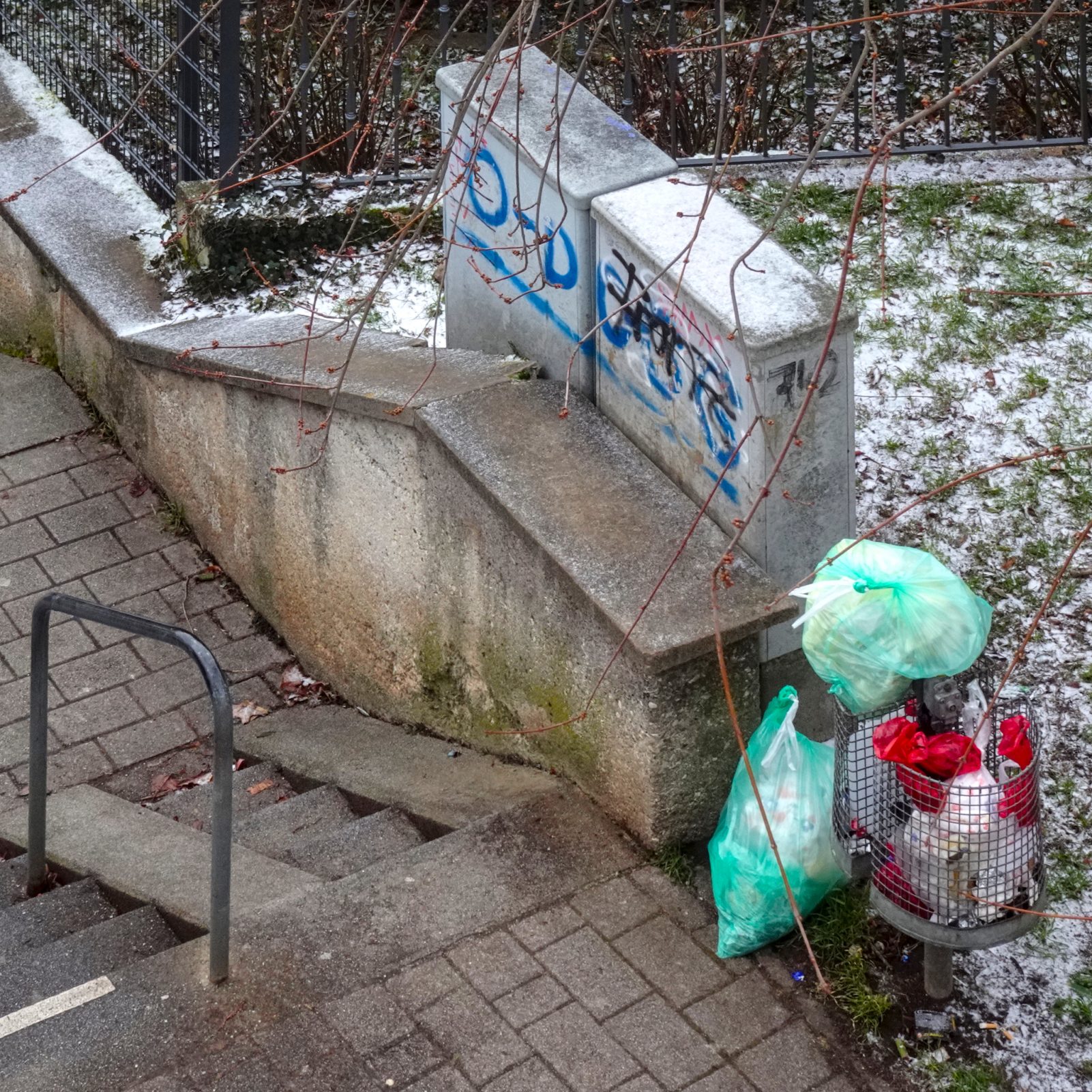Müllberge im Mülleimer vor dem Haus. Ist der Grund das neue Abfallsystem 2026?