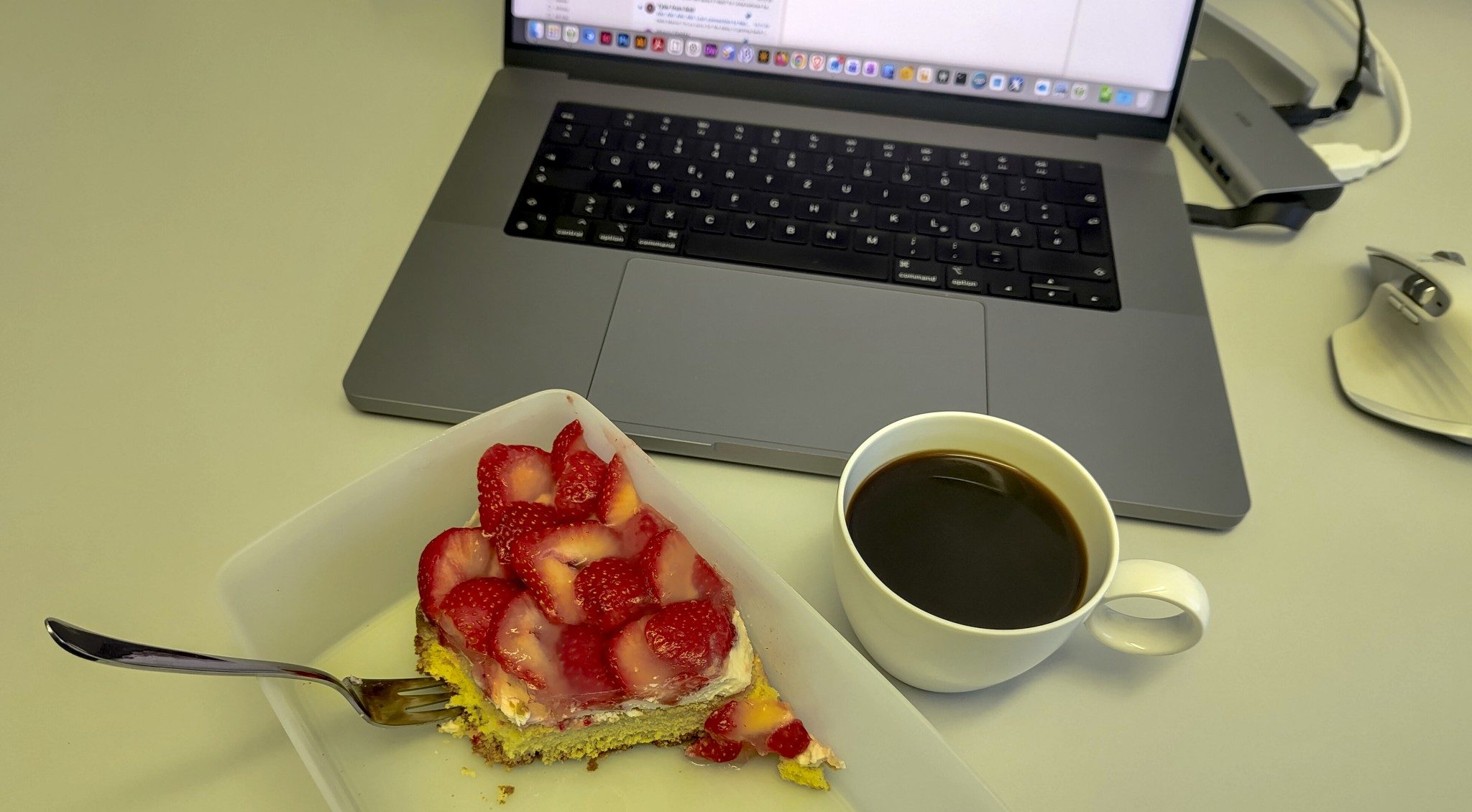 Arbeitsplatz mit leckerem Erdbeerkuchen