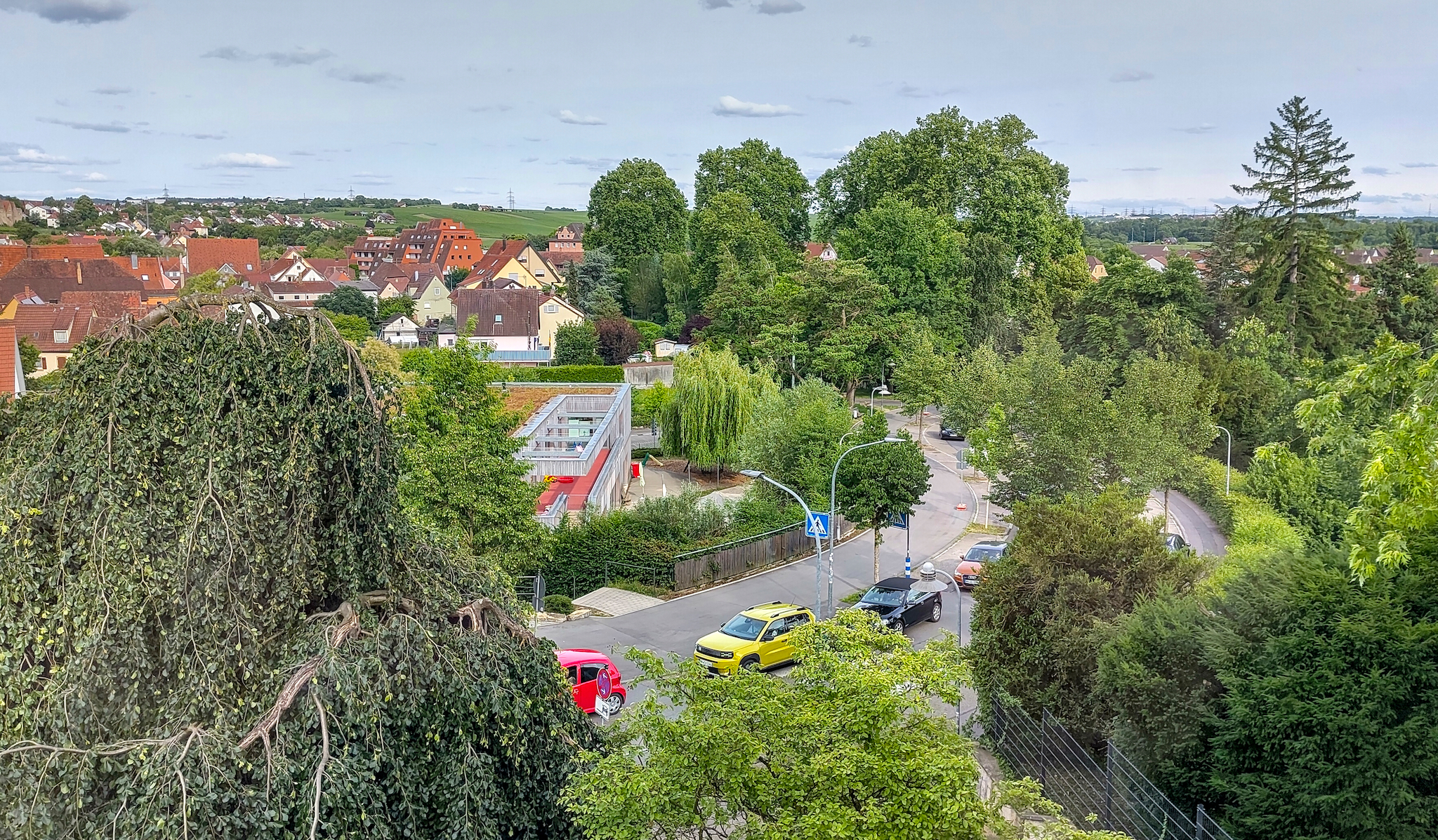 Es rauscht der Feierabendverkehr. Verstärkt zwecks Baustelle auf der Hauptstraße und Umleitung.