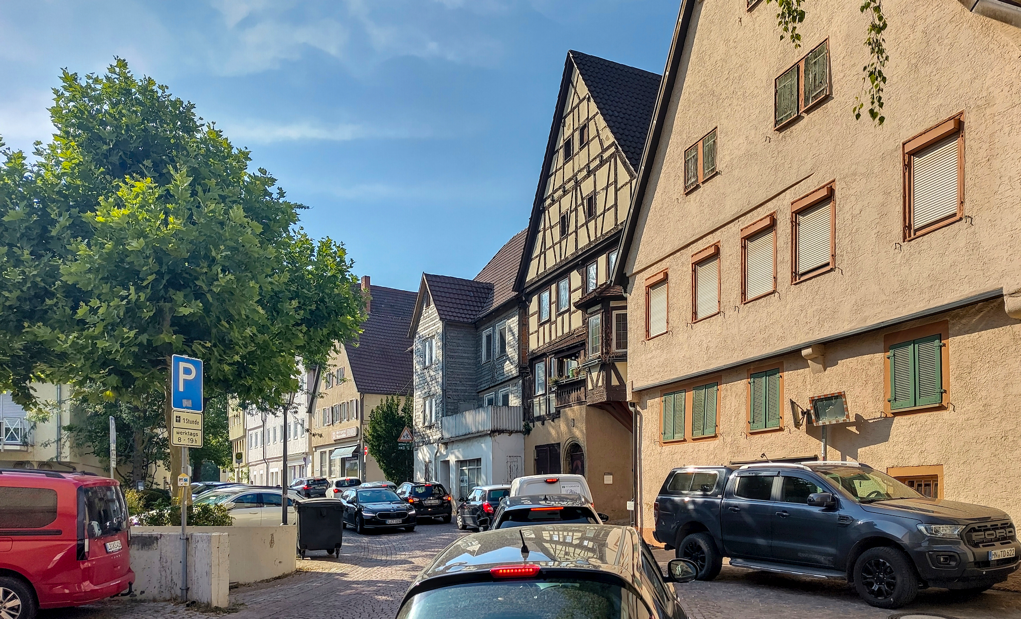 Stau in der Mühltorstraße in Lauffen. Die historische Altstadt von Lauffen am Neckar zeichnet sich durch zahlreiche denkmalgeschützte Fachwerkhäuser aus. Ein markantes Gebäude ist das "Erkerhaus" aus dem 17. Jahrhundert, das Wohnkultur des gehobenen Bürgertums zeigt. Die Stadt ist zudem als Geburtsort des Dichters Friedrich Hölderlin bekannt.