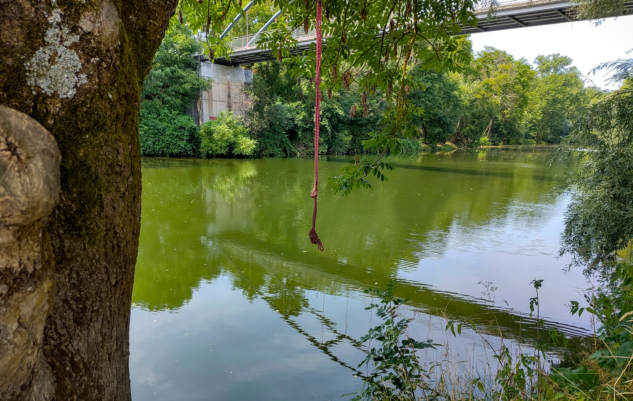 Das rote Seil für Spiel, Spaß und Freude. Unterhalb der Hagenbacher Brücke über den Kocher.