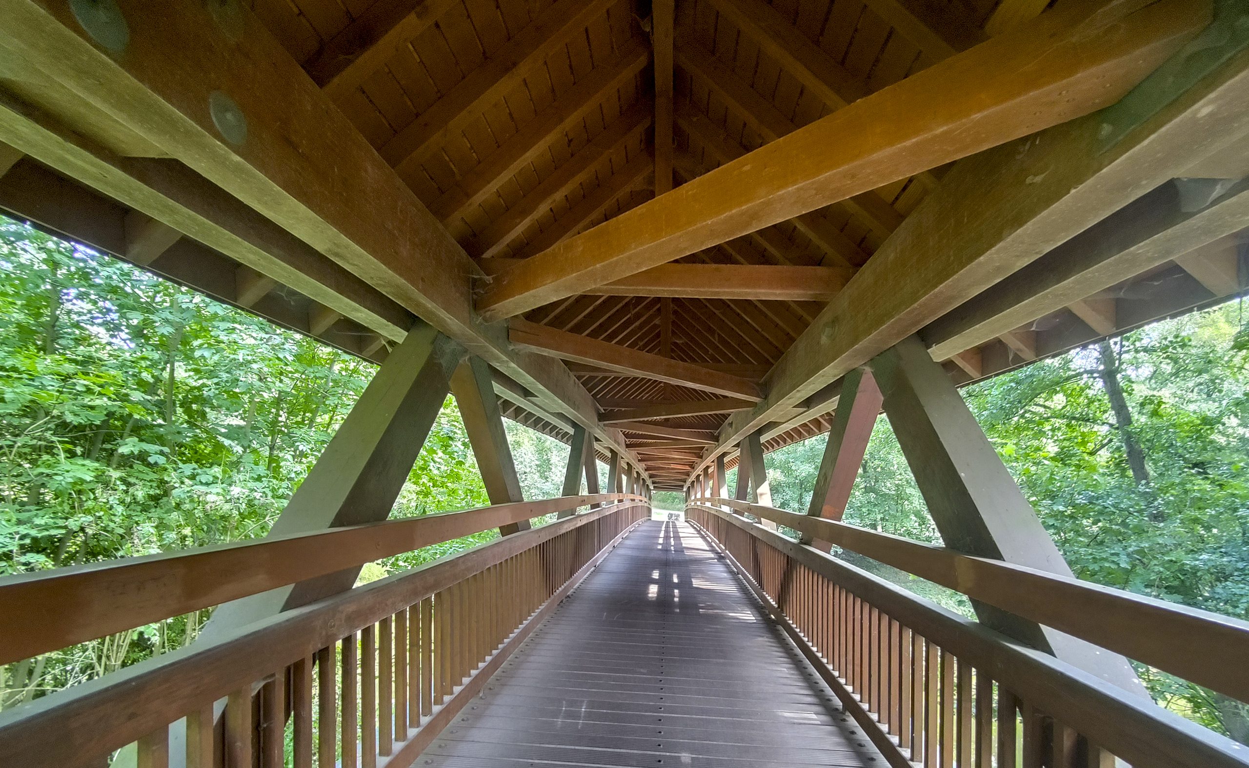 Die abgebildete Konstruktion ist der Floßhaussteg vor Marbach am Neckar, eine überdachte Holzbrücke für Fußgänger und Radfahrer.