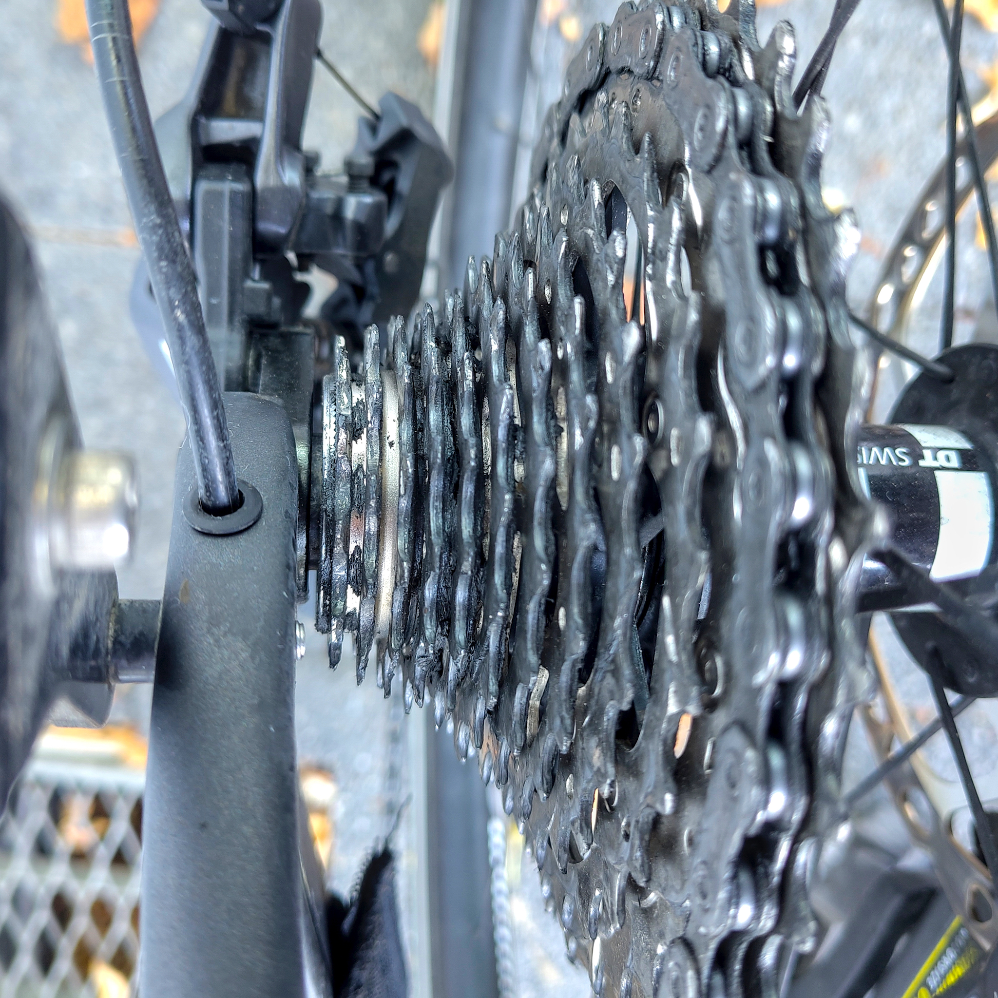 Fahrradkassette (der hinteren Zahnkranz) an einer DT-Swiss-Nabe. Es mussten erneut nur die kleinsten drei Ritzel getauscht werden. Die, mit denen man schnell radeln kann.