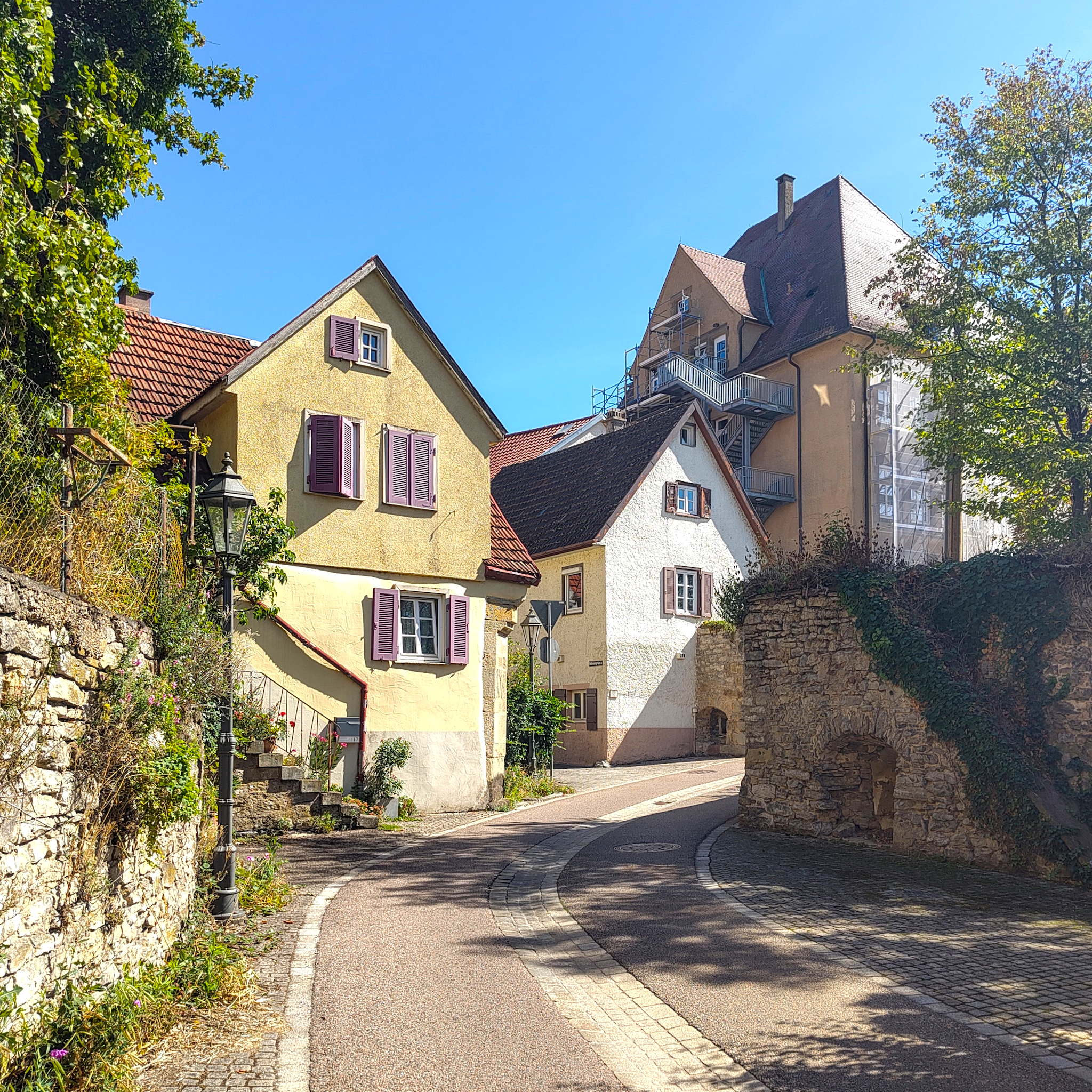 Das Bild zeigt eine malerische Gasse in der historischen Altstadt von Besigheim.