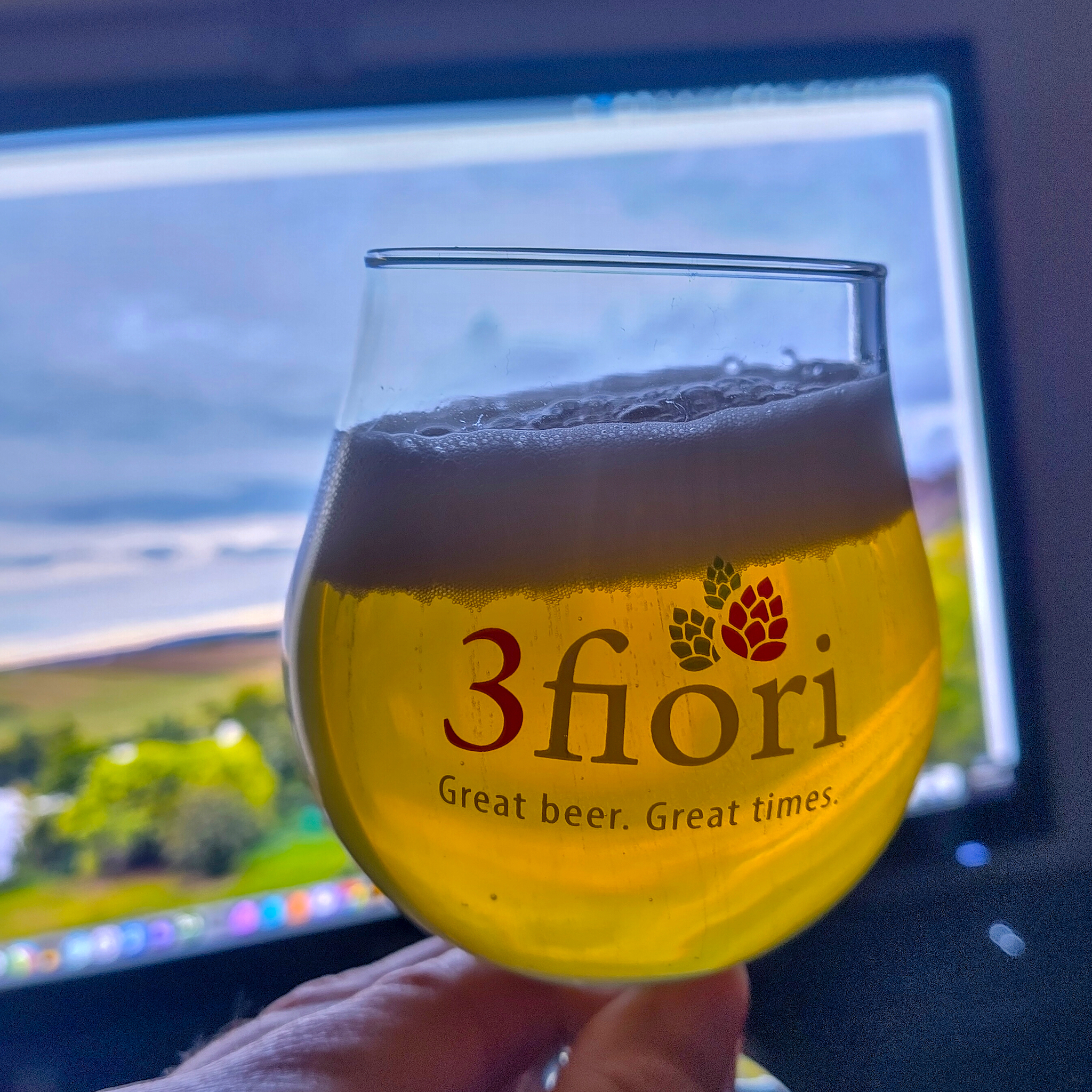 Ein Bierglas unseres Lieblingslokals. Das 3fiori in Brixen (Südtirol). Das Lokal hat nach fast 15 Jahren am 29. August 2026 dauerhaft geschlossen. Das 3fiori Brixen befand sich in der Altstadt von Brixen und bot über 75 Craft-Bier-Spezialitäten an. Dazu leckere Speisen. Und alles in ser angenehmer Atomsphäre.
