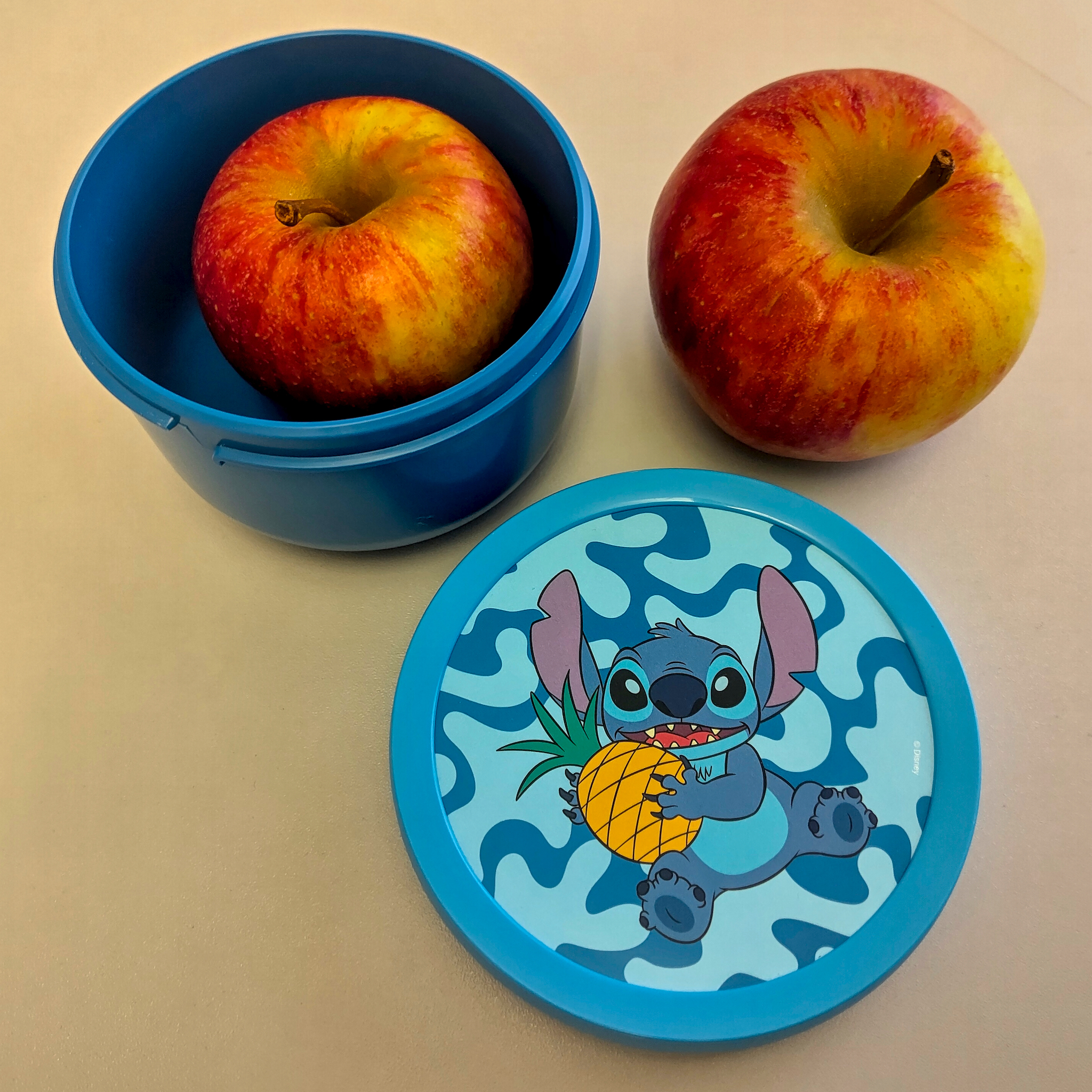 Meine Vesperbox mit Stitch drauf. Da freut sich das Kind im Manne. Ich habe dann auf Arbeit noch einen Apfel gefunden.