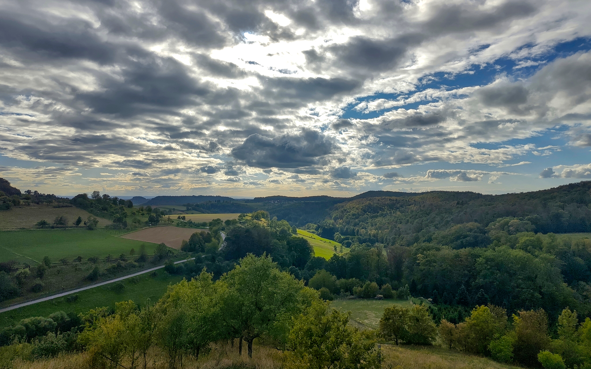 Das Bild zeigt die typsiche waldreiche Mittelgebirgs- und Hügellandschaft, des Naturpark Schwäbisch-Fränkischer Wald oder die Löwensteiner Berge. Die Aussicht hier ist bei Kaiserbach.