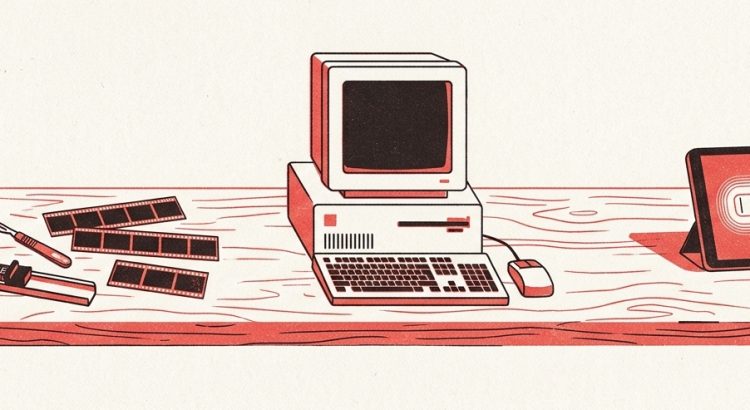 Vom Bleisatz über den ersten Mac bis zur KI: Werkzeuge eines Mediengestalters auf einer Werkbank.