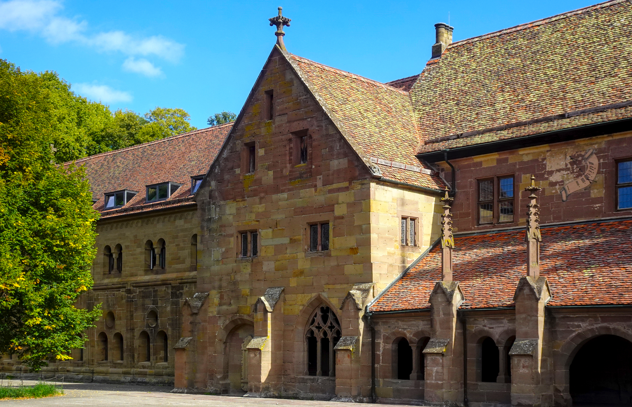 Radtour zum Kloster Maulbronn – Hier in Maulbronn – Das Bild zeigt die historische Westfassade des Kloster Maulbronn.