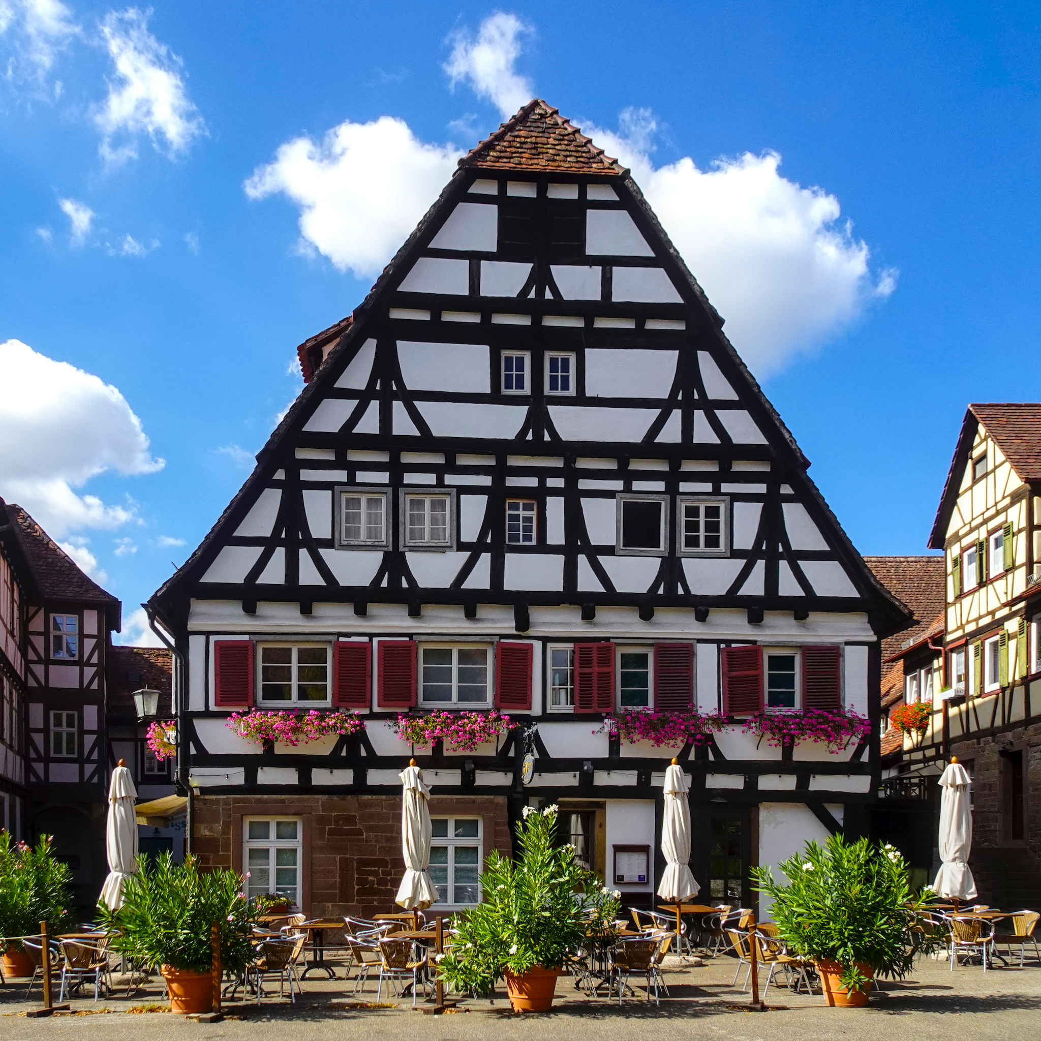 Radtour zum Kloster Maulbronn – Hier in Maulbronn – Das abgebildete historische Fachwerkhaus ist das Restaurant Klosterkatz im Klosterhof Maulbronn, Baden-Württemberg.