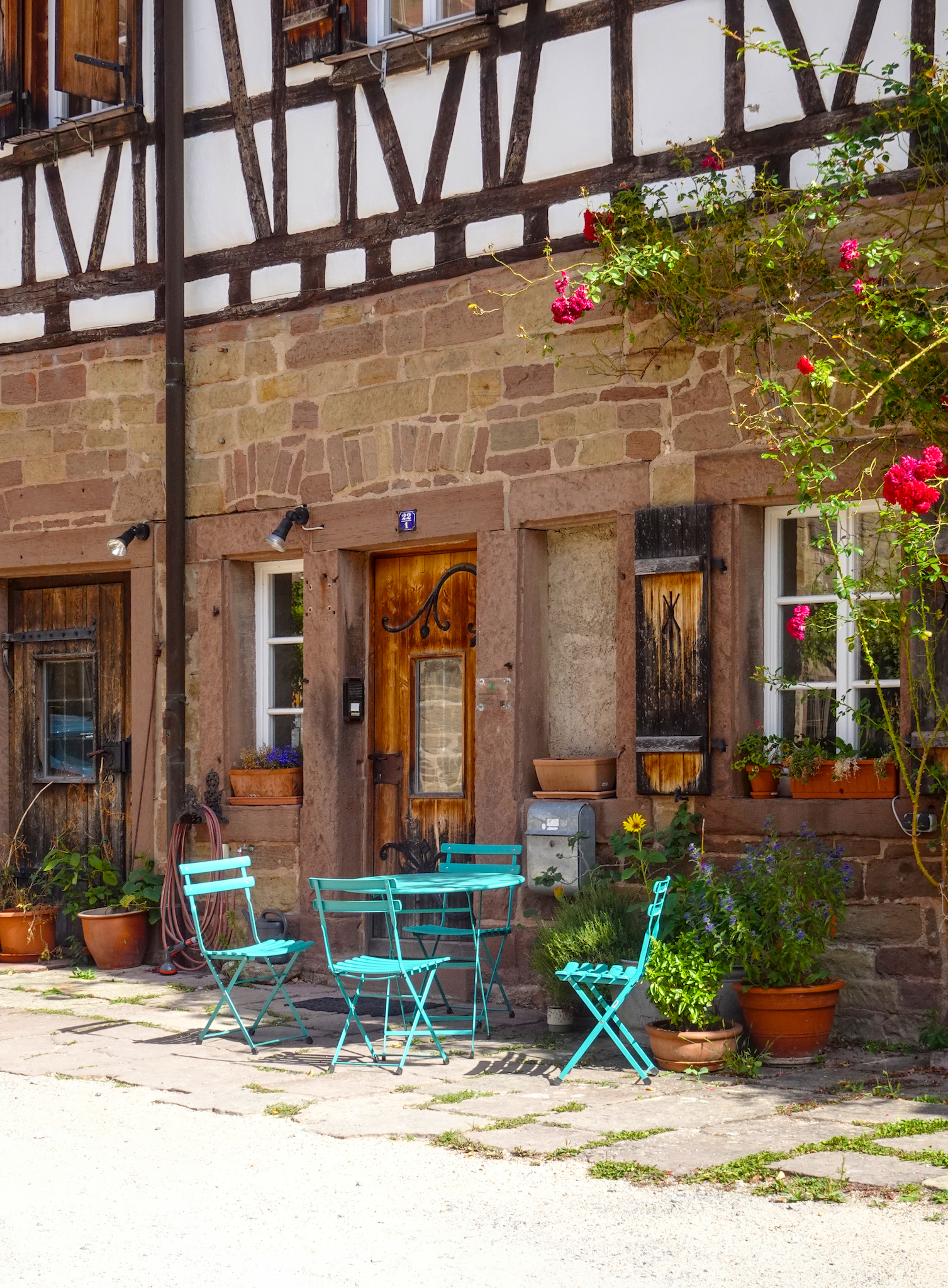 Radtour zum Kloster Maulbronn – Hier in Maulbronn – Das Bild zeigt einen historischen Gebäudekomplex im Kloster Maulbronn in Baden-Württemberg, das seit 1993 zum UNESCO-Weltkulturerbe gehört.