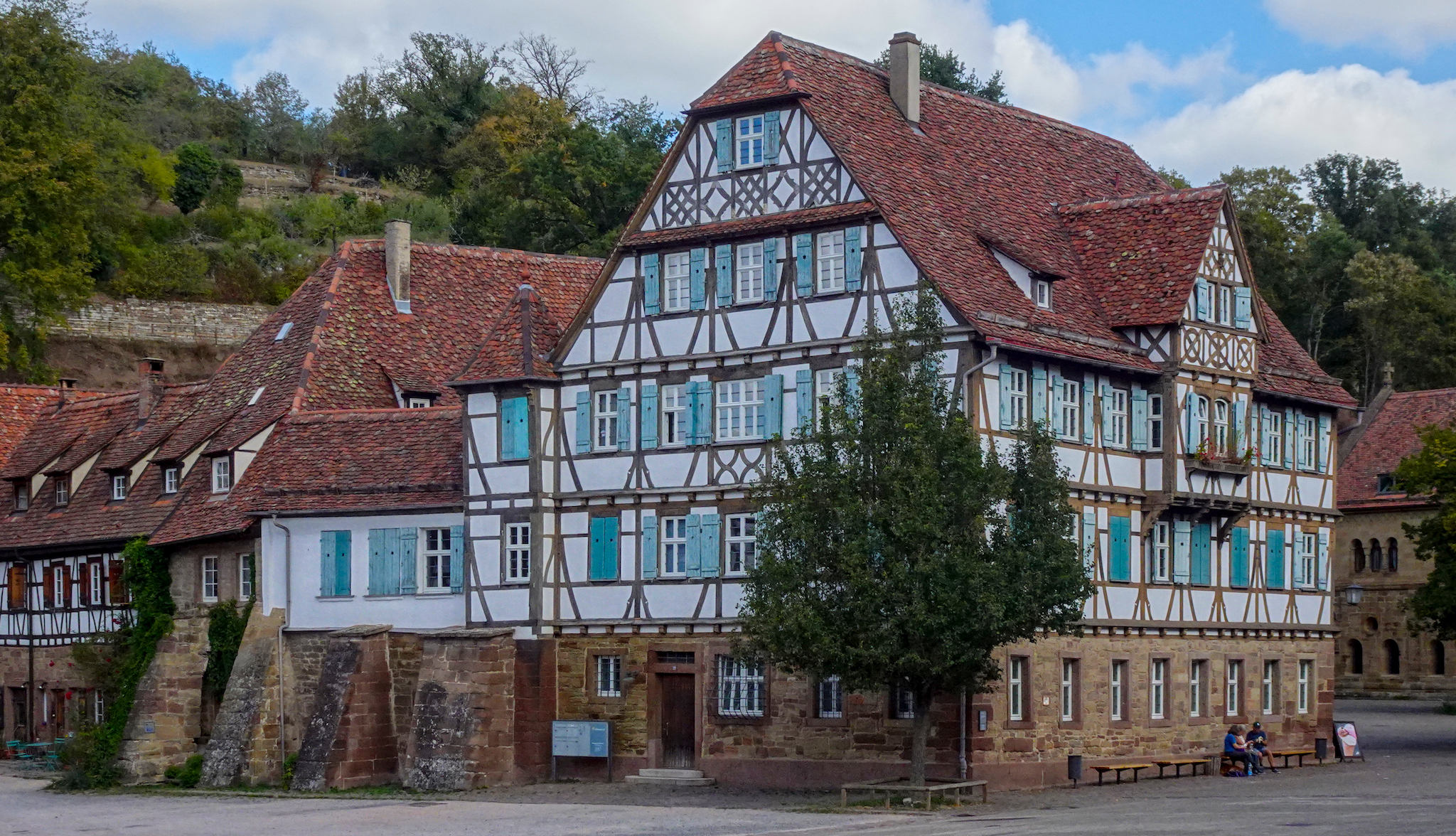Radtour zum Kloster Maulbronn – Hier in Maulbronn – Das Bild zeigt das Bursarium (die ehemalige Klosterverwaltung) im historischen Kloster Maulbronn in Baden-Württemberg.