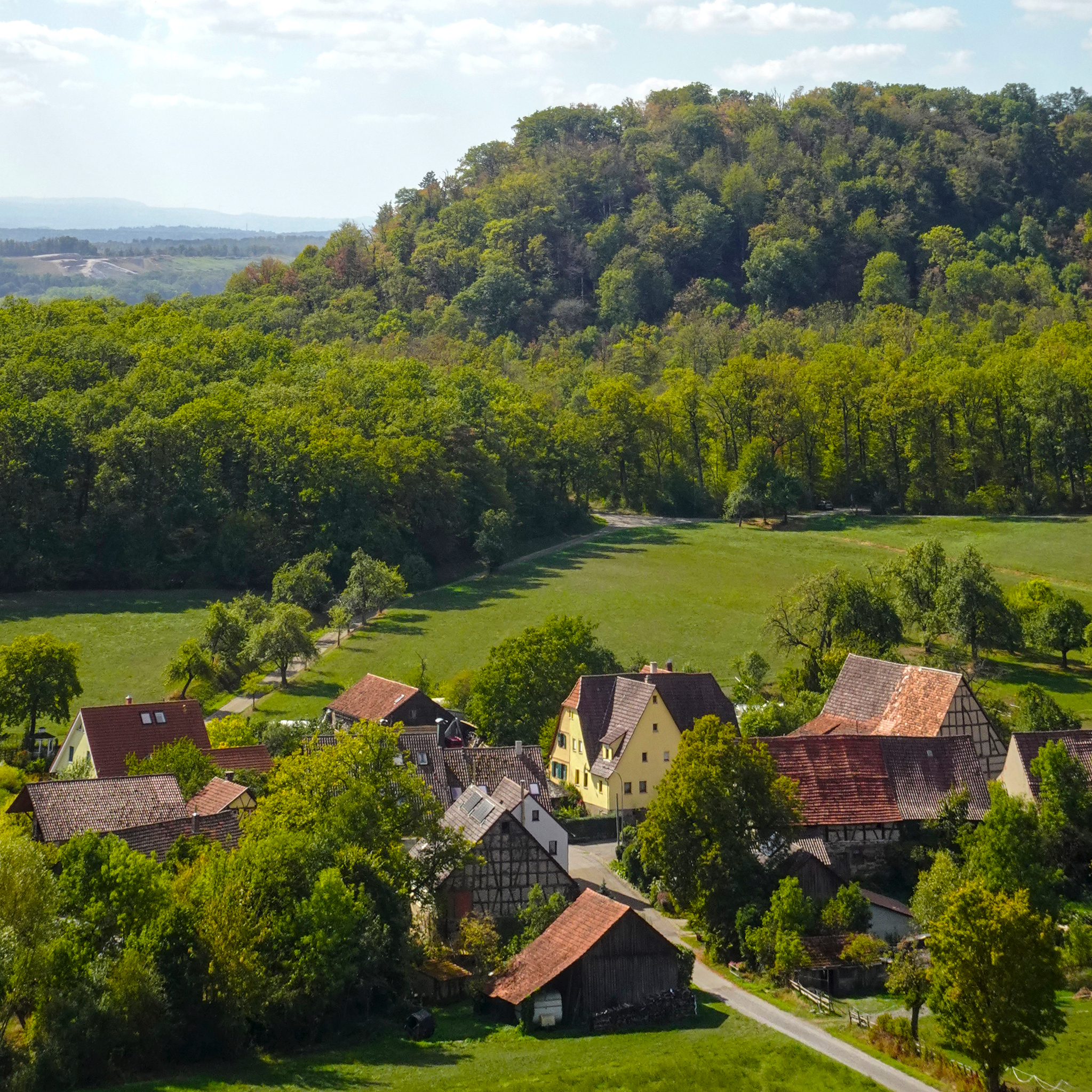 Radtour zum Kloster Maulbronn – Das Bild zeigt den idyllischen Füllmenbacher Hof, einen kleinen Weiler und eine ehemalige Waldarbeitersiedlung. Eingebettet in das bewaldete Tal des Naturparks Stromberg-Heuchelberg bei Sternenfels in Baden-Württemberg.